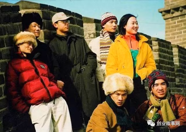 Trước khi soán ngôi Amazon.com, trở thành tập đoàn thương mại điện tử tầm cỡ thế giới, Alibaba chỉ là một công ty nhỏ, nghèo về vốn và nhân lực, chỉ giàu nhiệt huyết và sức trẻ. Jack Ma (áo đỏ) và các nhân viên trong chuyến tham quan Vạn Lý Trường Thành