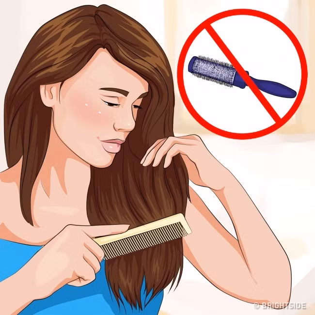 Đừng chải tóc khi ướt bởi nó làm cho tóc yếu hơn và dễ bị gãy rụng. Thay vào đó, hãy sử dụng lược chải răng rộng trong khi tắm và sau khi dùng thuốc dưỡng tóc. Ảnh: Brightside.