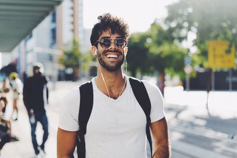 Mang kính mát bất cứ khi nào ra ngoài trời: Các nhà nghiên cứu kiểm tra mối quan hệ giữa tiếp xúc với ánh sáng mặt trời và đục thủy tinh thể, họ nhận thấy những người bảo vệ đôi mắt bằng kính mát ít có khả năng phát triển bệnh đục thủy tinh thể hơn so với những người không đeo kính. Bạn nên đeo kính mát ngay cả khi trời không nắng bởi chúng sẽ bảo vệ đôi mắt của bạn khỏi những tác động của gió. Ảnh: Shutterstock.