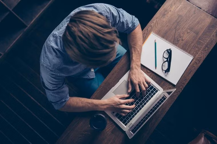 Đặt màn hình máy tính xuống thấp hơn tầm mắt của bạn: Khi mặt của bạn không phải nhìn chằm chằm vào máy tính, nó sẽ giảm thiểu sự bay hơi chất lỏng và nguy cơ gây hội chứng khô mắt. Ảnh: Shutterstock.