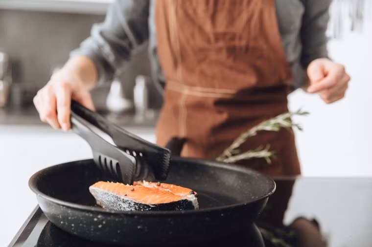 Ăn cá hai lần một tuần: Theo kết quả nghiên cứu của trường ĐH Harvard, những người ăn càng ít cá càng có nguy cơ cao mắc hội chứng mắt khô. Do đó, các nhà nghiên cứu khuyên rằng chúng ta nên ăn cá hai lần mỗi tuần để phòng ngừa bệnh về mắt hoặc bổ sung dầu cá để có được omega-3. Ảnh: Shutterstock.