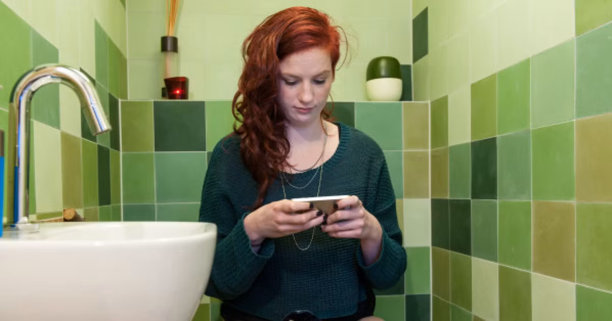 Day la ly do ban nen ngung mang dien thoai vao nha ve sinh