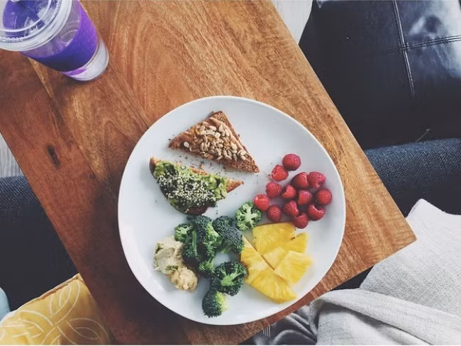 Trái cây, rau và bánh mì nướng bổ dưỡng: Bánh mì nướng với bơ hạnh nhân, quả bơ nghiền, hạt hướng dương và hạt mè. Thực đơn này thực sự là lựa chọn lý tưởng cho bữa sáng của người giảm cân. Ảnh: minimalistbaker.