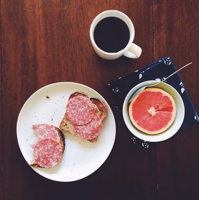 Bánh mì nướng với bơ hạnh nhân và salami (xúc xích lên men) ăn kèm trái cây: Nhiều người cho rằng sự kết hợp này quá lạ nhưng nó thực sự rất ngon và bổ dưỡng. Ảnh: Instagram.