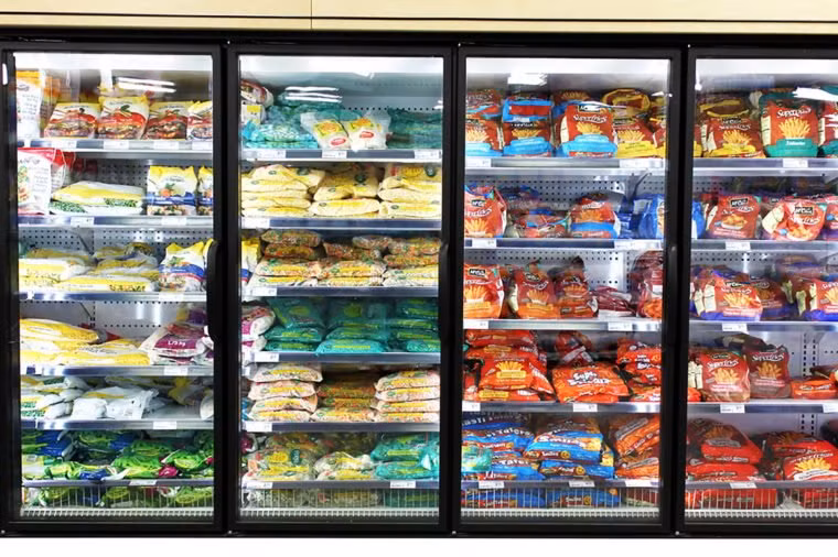 Các bữa ăn đông lạnh luôn là một lựa chọn cân bằng: Thực phẩm đông lạnh có thể là một nguồn nguyên liệu tốt cho bữa ăn nhưng điều đó không có nghĩa là chúng là một lựa chọn tốt. Ví dụ, một bữa sáng đông lạnh có thể tốt hơn với trái cây và sữa chua. Thế nhưng bạn cũng nên bổ sung cả rau xanh tươi sống để cung cấp dinh dưỡng cân bằng hơn. Ảnh: Shutterstock.