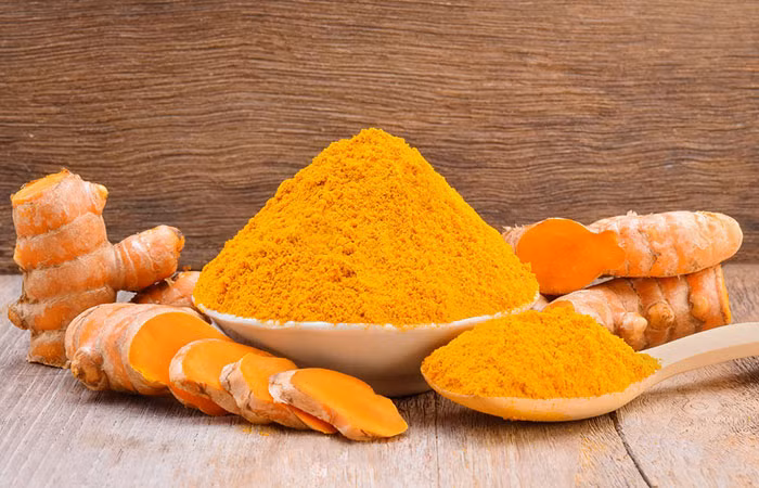 Nghệ: Theo nhiều nghiên cứu chỉ ra rằng, nghệ có thể chuyển hóa chất béo, giảm sự hình thành các mô mỡ, ngăn ngừa tình trạng tăng cân và giảm nguy cơ bị bệnh tiểu đường. Sử dụng tinh bột nghệ uống hàng ngày để giảm cân là cách chị em vẫn truyền tai nhau. Sau khoảng 2 tuần uống đều đặn, bạn không chỉ giảm cân mà còn cải thiện làn da. Ảnh: Shutterstock.