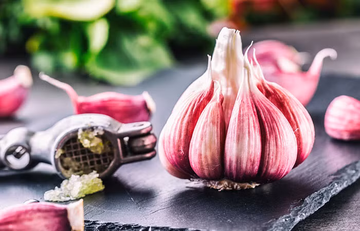 Tỏi: Các nhà dinh dưỡng cho biết tỏi có tác dụng đốt cháy mỡ trong cơ thể rất tốt, vì thế mà khi bổ sung tỏi vào cơ thể giúp chúng ta giảm cân hiệu quả, ngoài ra tỏi còn là thực phẩm rất tốt cho sức khỏe, giúp ngăn ngừa ung thư và các bệnh huyết áp. Ảnh: Shutterstock.
