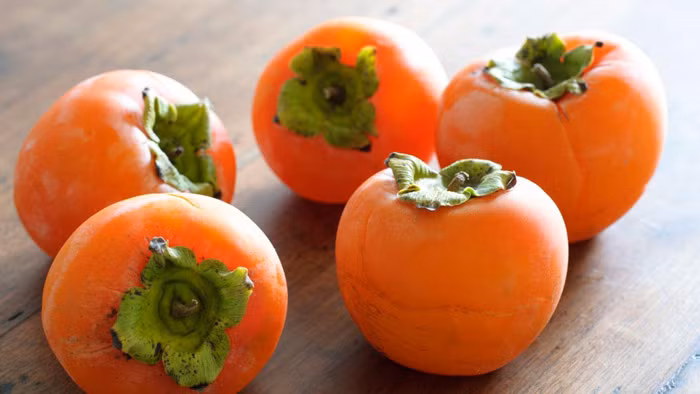 6. Tốt cho huyết áp: Muối nếu có quá nhiều trong bữa ăn, có thể gây tăng huyết áp. Quả hồng được biết có mức natri rất thấp. Do đó, nó có thể được sử dụng như một phần của chế độ ăn uống cân bằng và được dùng nhiều cho những người bị cao huyết áp. Ảnh: Dietoflife.