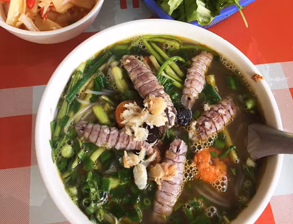 Bún bề bề: Đây là món ăn phổ biến do Hạ Long là nơi tập trung rất nhiều bề bề. Nước dùng nấu từ xương ninh, tôm, ghẹ, bề bề ngọt lừ, tươi nguyên vị biển, kết hợp với những loại rau quả phù hợp như rau cần, cải ngọt, cà chua, hành chẻ. Bát bún nổi bật với những con bề bề luộc chín tới, dễ dàng bóc vỏ mà vẫn giữ được nguyên con. Ảnh: QTV.