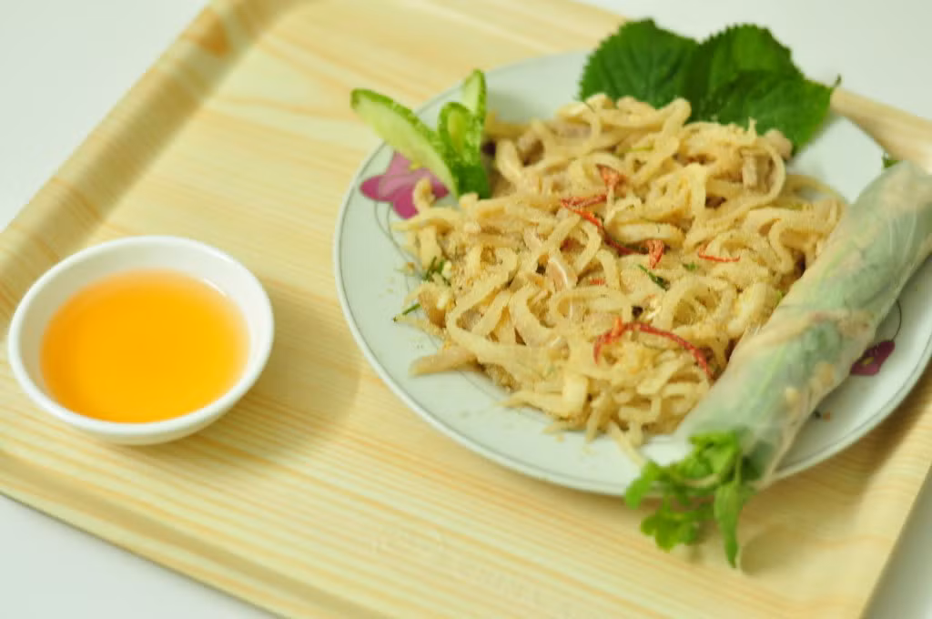 Nem chạo Quảng Yên: Nem chạo còn được gọi là nem thính, có thành phần chính là bì lợn bào sợi và thính làm từ gạo rang hoặc đỗ giã dập. Nhón một ít nem rời rạc cuốn cùng lá sung, tía tô, kinh giới trong tấm bánh đa nem mỏng rồi chấm nước mắm chua ngọt pha loãng, món ăn mộc mạc này trở thành đặc sản của vùng đất Quảng Yên mà du khách nào cũng muốn mua mang về làm quà. Ảnh: Internet.