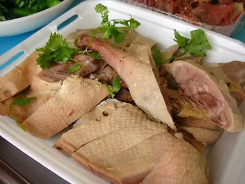 Cà sáy: Cái tên độc đáo đã đủ gây tò mò cho du khách. Đây là loài gia cầm lai giữa ngan và vịt, thịt không bị khô, xác như ngan, cũng không quá mềm ngậy như vịt. Cà sáy luộc có mặt ở nhiều nhà hàng, không chỉ hấp dẫn trong từng miếng thịt mà còn gây ấn tượng bởi thứ nước chấm độc đáo từ mắm, gừng tươi, xá xị. Ảnh: Baoquangninh.