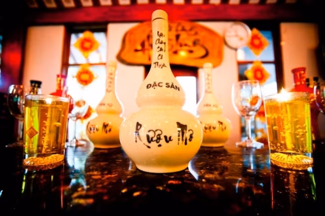 Rượu mơ Yên Tử: Thật thiếu xót nếu đến Quảng Ninh mà không mua chút rượu mơ về làm quà biếu bố mẹ. Rượu ở đây ngon khỏi phải bàn. Ngoài ra rượu có nhiều tác dụng rất tốt cho sức khỏe như: Điều trị bệnh đường ruột, kích thích tiêu hóa giúp ăn ngon miệng, có tác dụng giảm bệnh lo âu và tinh thần căng thẳng, cung cấp chất dinh dưỡng cho hệ thần kinh, bệnh mất ngủ,…Ảnh: Danviet.