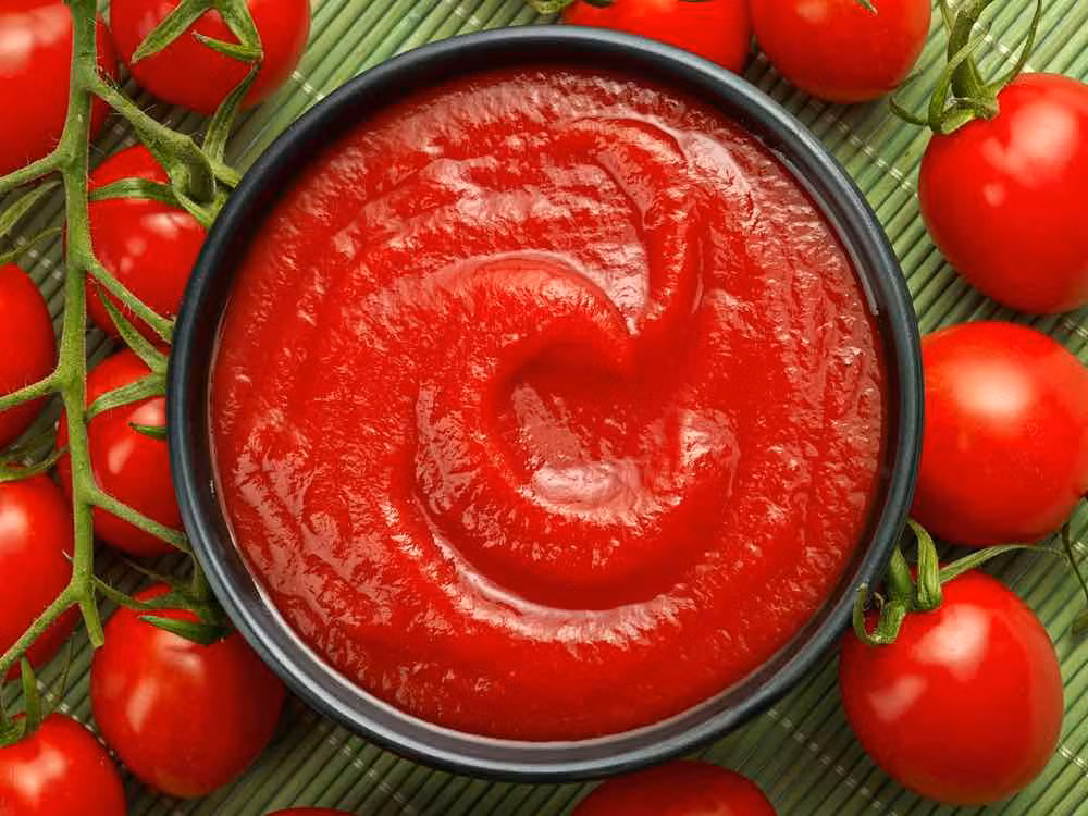 Cà chua hoặc nước sốt cà chua: Carolyn Lammersfeld, chuyên gia dinh dưỡng về ung thư học và là phó giám đốc của chương trình y học kết hợp tại Trung tâm Điều trị Ung thư Mỹ, cho biết: "Nước sốt cà chua không chỉ có hàm lượng vitamin C cao mà còn giúp giữ được vị giác của một số bệnh nhân ung thư khi trải qua hóa trị. Ảnh: Alittlebityummy.