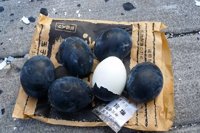 Ngày nay, để tạo ra món ăn này, người ta phải pha một thùng nước gồm trà đen đậm đặc, vôi, muối cùng với tro gỗ để nguội qua đêm. Ngày hôm sau, trứng gà, trứng vịt hoặc trứng cút sẽ được cho vào ngâm trong hỗn hợp khoảng 7 tuần đến 5 tháng để tạo nên món trứng đen này. Ảnh: Internet.