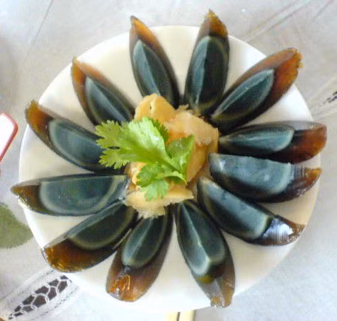 Trứng thế kỷ là món ăn ưa thích của thế hệ người lớn Trung Quốc và cả những du khách tò mò muốn khám phá. Tuy nhiên, nó lại không được giới trẻ ưa chuộng do lo ngại về quy trình chế biến và bảo quản. Ảnh: TQN.