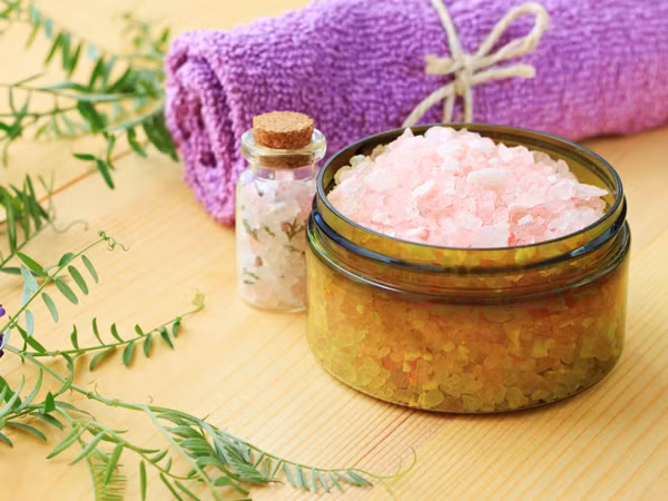 Việc sử dụng muối Epsom còn giúp điều trị một số bệnh như hôi chân, bệnh gout và nấm móng chân. Ảnh: Boldsky.