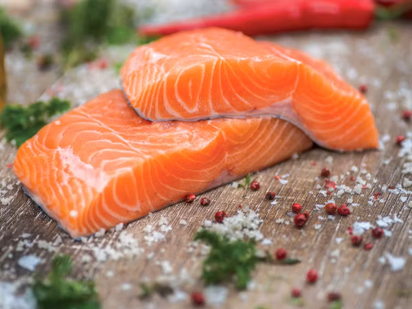 Các loại cá béo cá mòi như cá mòi, cá thu và cá hồi là những thức ăn có lợi cho tim bởi chúng giàu axit béo omega-3. Ảnh: Boldsky.