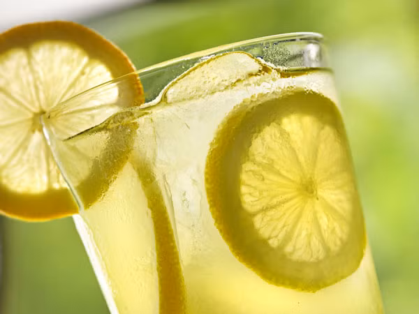 6. Uống nước chanh: Đây chính là cách bạn bổ sung vitamin C cho cơ thể. Hãy vắt một quả chanh vào cốc và phan với nước ấm. Khuấy đều và uống ngay. Không thêm bất kỳ thứ gì, đặc biệt là muối hoặc đường. Uống dung dịch này một lần vào buổi sáng và một lần vào ban đêm. Ảnh: Boldsky.