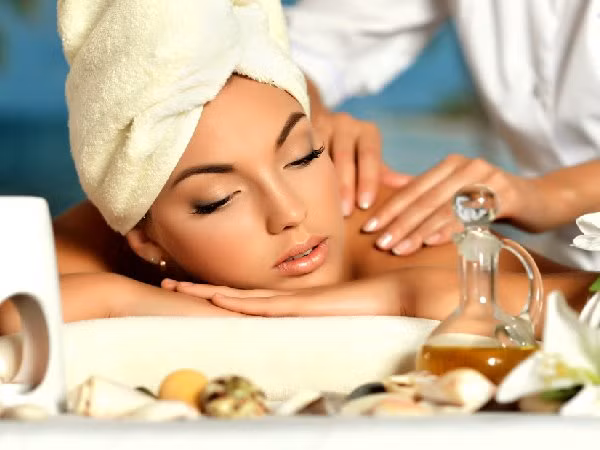 12. Massage khu vực nổi hạch: Massage nhẹ nhàng giúp giảm sưng tấy bằng cách cải thiện lưu thông máu trong khu vực nổi hạch, loại bỏ các tạp chất và độc tố ra khỏi khu vực. Thử hai lần một ngày trong ít nhất 10 phút. Ảnh: Boldsky.