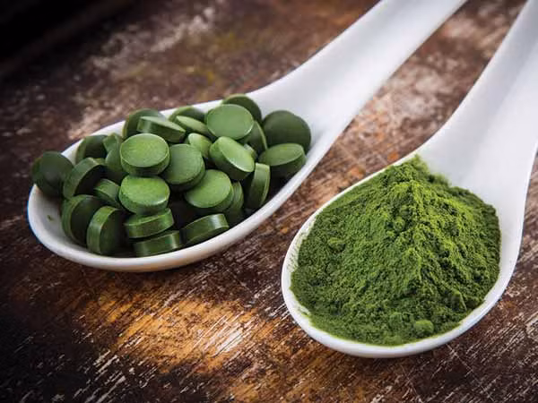 7. Tiêu thụ tảo Spirulina: Tảo Spirulina là một loại tảo xanh lục của đại dương, thường được tiêu thụ dưới dạng bột. Và nó được gọi là "siêu thực phẩm của tương lai" bởi vì nó có từ 55 đến 70% protein và chứa nhiều chất dinh dưỡng, bao gồm 8 axit amin thiết yếu, vitamin A và B, sắt và canxi. Đó là lý do tại sao bổ sung tảo spirulina trong sinh tố hoặc dưới dạng viên nang là một cách tuyệt vời để điều trị hạch bạch huyết sưng. Ảnh: Boldsky.
