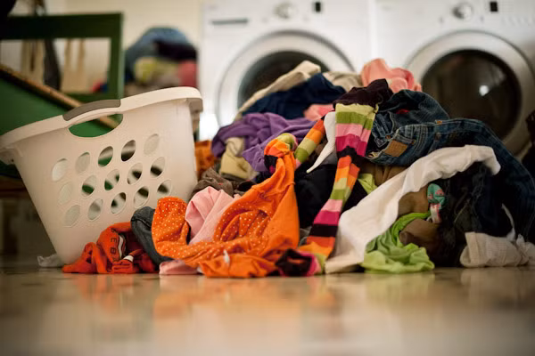 1. Phân loại quần áo không đúng: Đây là một trong những sai lầm phổ biến khi giặt quần áo mà nhiều chị em mắc phải. Ngoài việc phân loại quần áo dựa trên màu sắc, bạn cũng nên chú ý tới chất liệu vải. Ngoài ra, không nên giặt chung khăn với quần áo bằng sợi tổng hợp vì mỗi loại vải cần có chế độ giặt khác nhau để sạch hoàn toàn. Ảnh: Wordpress.