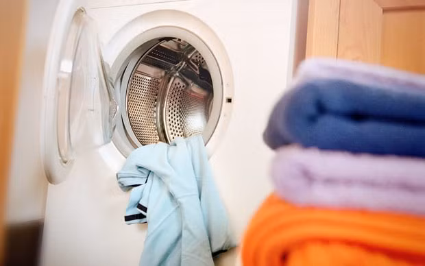 5. Sử dụng quá nhiều thuốc tẩy: Thuốc tẩy làm mòn sợi vải, nhanh làm hỏng quần áo, do đó, bạn nên thay thế thuốc tẩy bằng một cách khác. Đó là đun sôi một chút bột giặt với vài giọt nước cốt chanh để làm sạch vết bẩn hoặc luộc quần áo nếu muốn khử trùng. Ảnh: Telegraph.