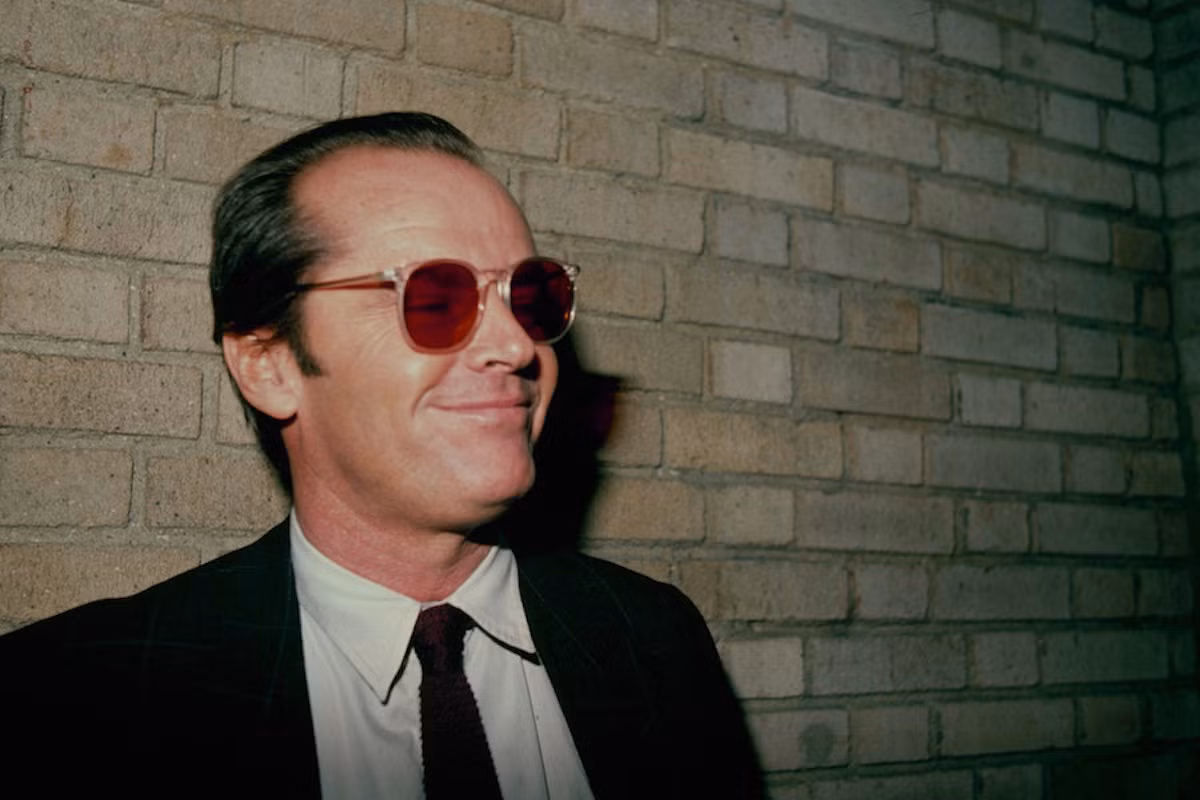 Đeo kính râm khi đi ra ngoài vừa bảo vệ đôi mắt vừa giúp bạn trông ngầu hơn. Nhưng một khi đã vào nhà, bạn sẽ bảnh bao hơn nếu tháo kính ra. Ảnh: Internet.