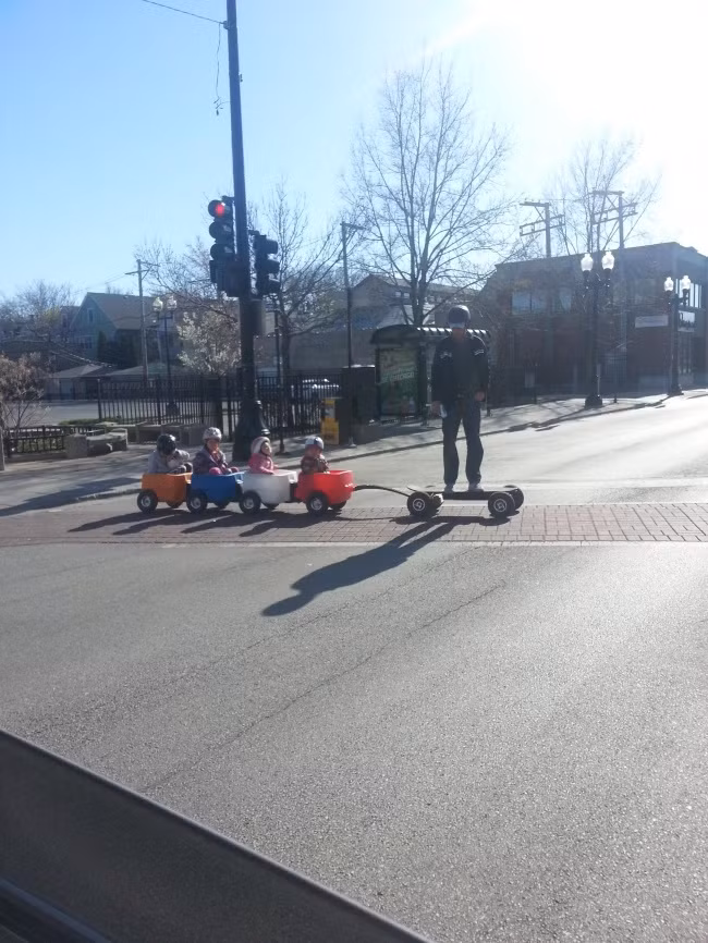 Bố con ta là một đoàn tàu. Ảnh: BS.