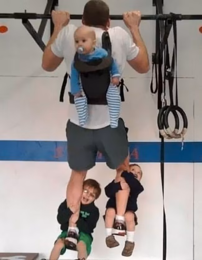 Bố con ta cùng chơi nào. Ảnh: BS.