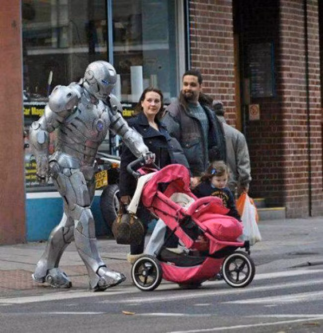 "Bố siêu nhân" đưa con gái đi dạo phố. Ảnh: BS.