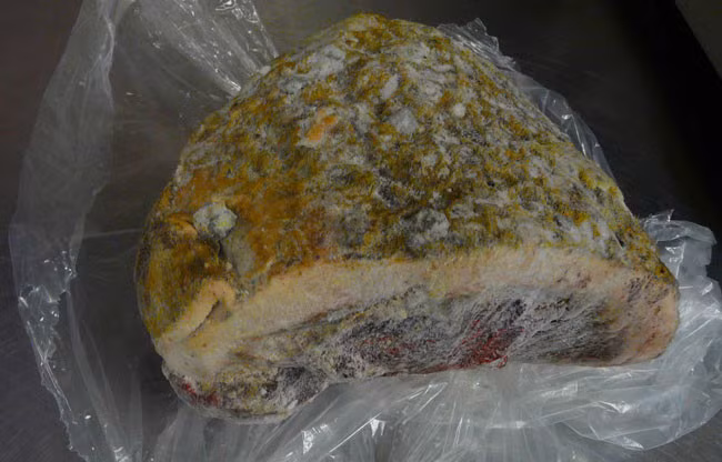 3. Igunaq: Đây là một món ăn truyền thống của người bản địa ở Arctic. Nó được làm bằng cách lên men thịt hươu. Tuy nhiên, chỉ những người đã ăn món này từ khi còn bé mới có thể sử dụng nó mà không gặp phải những hậu quả đáng tiếc bởi quá trình lên men của món ăn này sẽ tạo ra chất độc dẫn đến bệnh tật và tử vong do ngộ độc. Ảnh: Brightside.