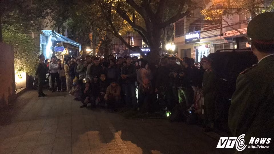 Rất đông người dân và phóng viên tập trung theo dõi vụ việc.