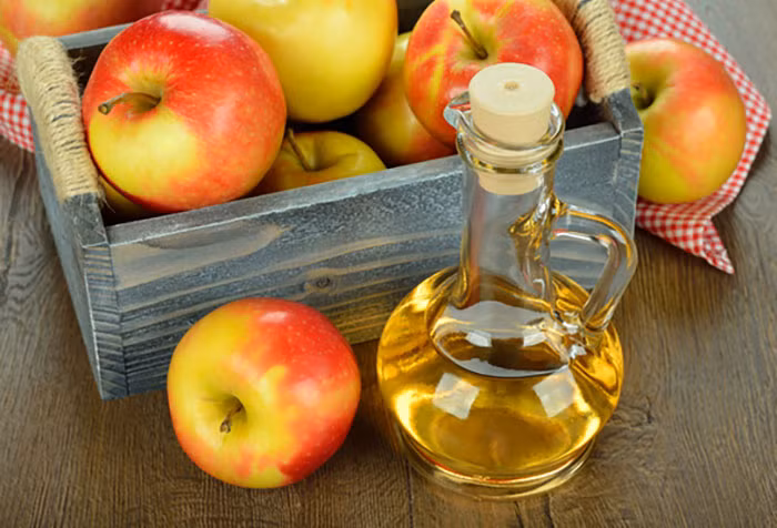 Giấm táo: Lượng axit trong giấm táo có tác dụng tiêu diệt vi khuẩn nhiệt miệng. Hòa một thìa giấm táo vào 1/2 cốc nước ấm để súc miệng từ 1-2 phút. Súc miệng lại bằng nước ấm. Bạn nên thực hiện thường xuyên vào mỗi buổi sáng và tối trước khi ngủ đến khi tình trạng lở miệng khỏi hẳn. Ảnh: Shutterstock.