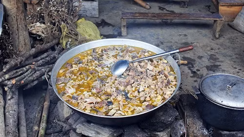 Thắng cố: Món ăn của người dân tộc H’mông được giữ cách chế biến cổ truyền tại các phiên chợ Bắc Hà, Mường Khương, Sa Pa. Một chảo thắng cố bao gồm thịt và nội tạng ngựa được ninh nhừ trên bếp than. Nguyên liệu được ướp sẵn với thảo quả, quế chi, hoa hồi và nhiều gia vị truyền thống khác. Tuy nhiên, không phải ai cũng dám thử món thắng cố này. Ảnh: Dituphuong.