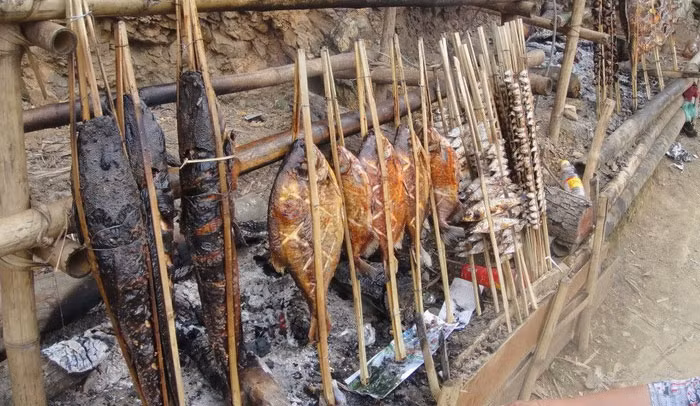 Món cá suối: Đến Sapa, du khách phải thử các món cá từ suối Mường Hoa, Mường Tiên mang lên bán phố chợ. Cá suối có nhiều loại. Cá trắng thân dẹt, tựa cá mương. Cá đen có dáng như cá chiên, nheo, màu đen lẫn với rêu đá. Điều đáng nói là cá suối không hề có vị tanh. Ăn cá suối chỉ việc nướng chín trên than củi, rồi ăn nóng ngay. Ảnh: Dulichsapalaocai.
