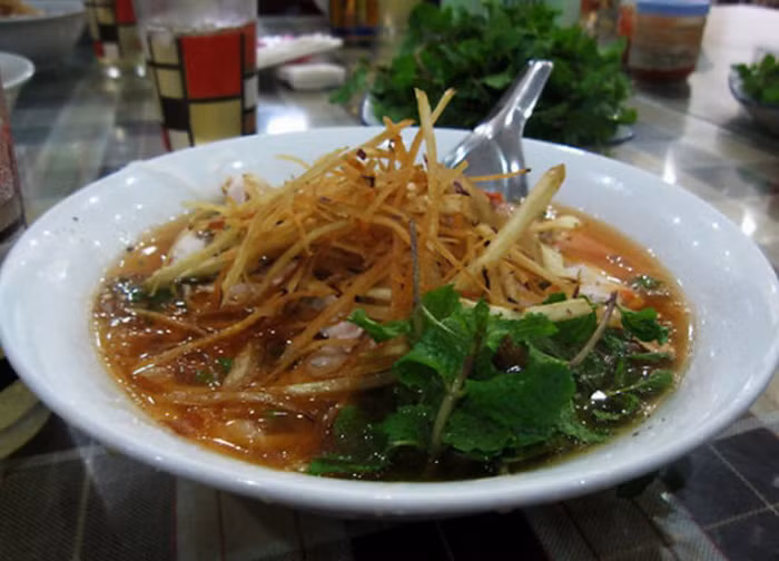 Cuốn sủi: Đây là món ăn độc đáo của Lào Cai, còn được biết với tên gọi là phở khan. Cuốn sủi bao gồm bánh phở, củ dong rang giòn, thịt bò, rau thơm, lạc rang, hạt tiêu, ớt và nước sốt đặc biệt chế biến từ nhiều loại gia vị. Trộn đều các thành phần và ăn kèm với rau sống, bữa sáng quen thuộc ở vùng cao có hương vị thật khó quên. Thời tiết đặc biệt ở Sa Pa khiến món cay nóng này phù hợp để ăn quanh năm. Ảnh: Dulichsapalaocai.