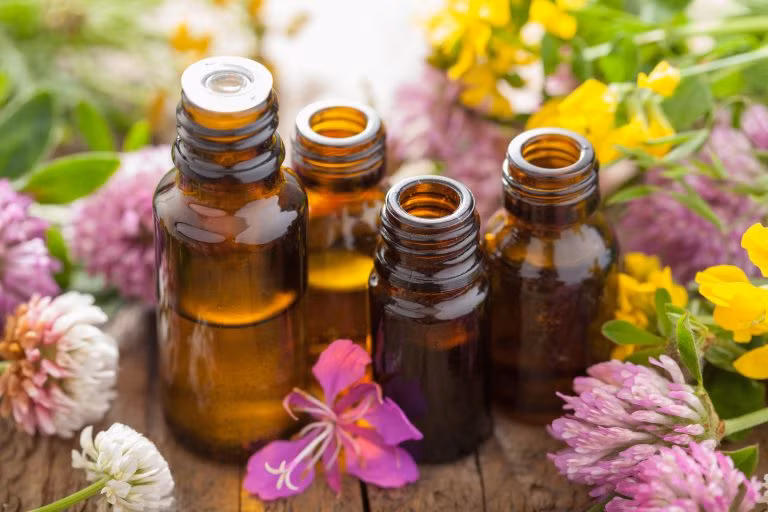 Bạn cũng có thể thử đẩy lùi các chứng đau nhức bằng các loại tinh dầu. Các nghiên cứu cho thấy tinh dầu hoa oải hương, hoa cúc có thể giúp chống lại chứng nhức đầu. Ảnh: BDT.