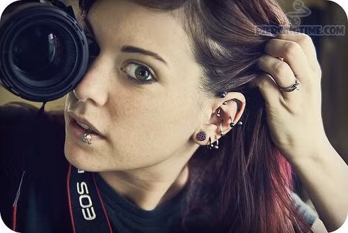  Xỏ khuyên tai và mũi từ lâu đã được biết đến là một hình thức làm đẹp cho cơ thể mà cả nam và nữ có thể áp dụng ở nhiều nền văn hóa khác nhau. Đây còn được coi là một tập tục bắt buộc đối với những tầng lớp quý tộc nhất định trong xã hội. Ảnh: Internet.
