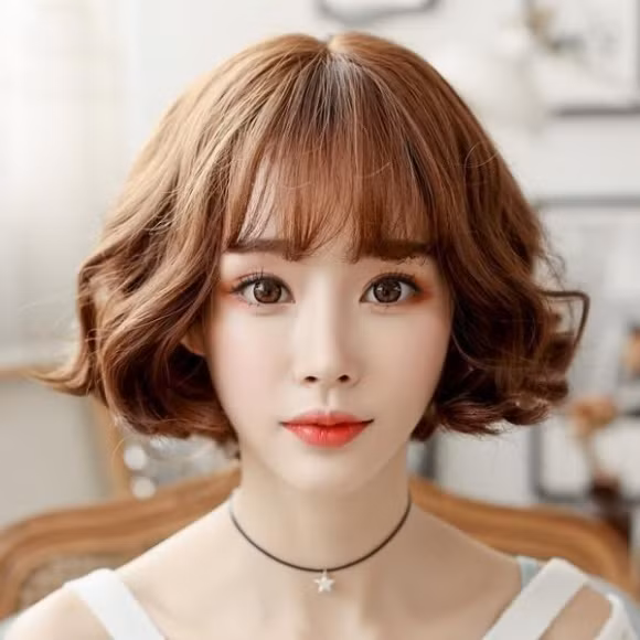 Tóc ngang vai đánh rối là một trong những kiểu tóc đẹp nhất năm 2017. Kiểu tóc này có vẻ hơi lộn xộn nhưng tạo cho bạn gái nét tự nhiên, trẻ trung. Ảnh: Internet.