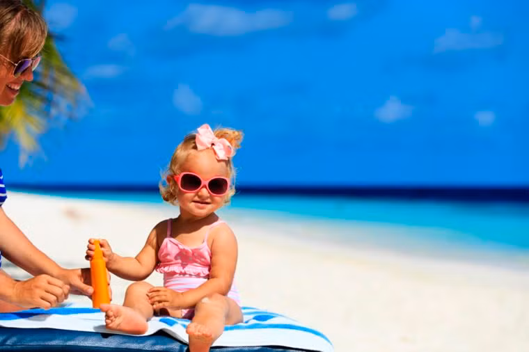 Kem chống nắng chứa các thành phần hóa học: Nếu các mẹ không muốn con em mình hấp thụ những hóa chất từ kem chống nắng thì hãy chọn loại có chứa kẽm oxit: loại mỹ phẩm này sẽ bảo vệ trẻ sơ sinh khỏi tia cực tím từ ánh nắng mặt trời mà không gây hại. Ảnh: Shutterstock.