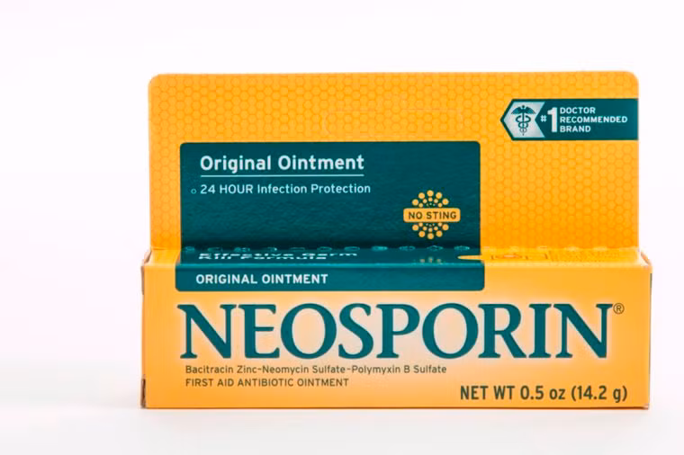 Kem trị bỏng Neosporin: Khi trẻ bị bỏng hay bị xước, bạn hãy cân nhắc trước khi dùng kem Neosporin. Các bác sĩ hầu như không bao giờ khuyên dừng Neosporin hoặc kháng sinh đối với trẻ sơ sinh vì chúng có nguy cơ gây dị ứng. Ảnh: Shutterstock.