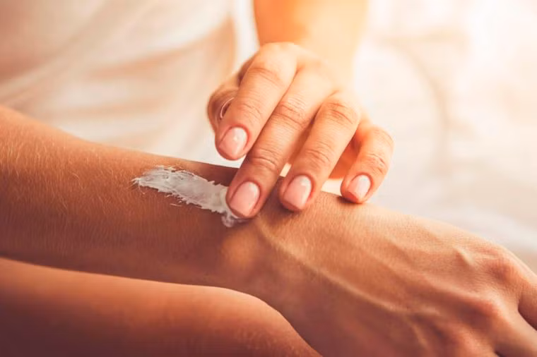 Kem dưỡng ẩm: Kem dưỡng ẩm chính là "bùa hộ mệnh" cho làn da mỏng manh của bé. Tuy nhiên, mẹ nên tìm hiểu kỹ các thông tin về kem dưỡng ẩm cho bé trước khi quyết định chọn lựa bất kỳ một sản phẩm nào. Tuyệt đối không dùng các loại kem dưỡng ẩm có thành phần hóa học cho bé bởi chúng có thể gây kích ứng da. Ảnh: Shutterstock.