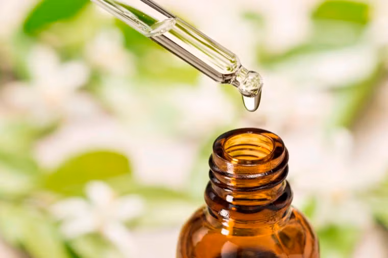 Hãy thận trọng với tinh dầu: Dù được dùng phổ biến với người lớn nhưng tinh dầu chứa rất nhiều hương thơm và có khả năng gây khó chịu cho làn da nhạy cảm của bé. Ảnh: Shutterstock.