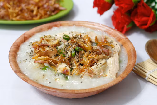 Cháo gà hạt sen.