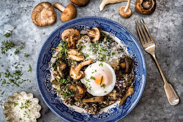 Nấm: Khi nấu lại, các protein và hàm lượng dinh dưỡng trong nấm sẽ biến thành chất độc có hại cho dạ dày. Ngoài ra, đun lại nấm hơn 1 lần cũng có thể làm tổn hại đến tim mạch. Ảnh: Boldsky.