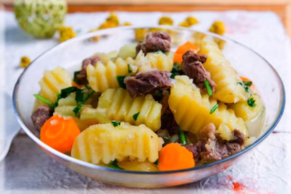 Khoai tây: Khoai tây thực sự là một loại thực phẩm lành mạnh khi luộc nguyên vỏ. Tuy nhiên, nếu bạn hâm lại khoai tây trong lò vi sóng, toàn bộ chất dinh dưỡng có ích sẽ biến mất, thay vào đó là sự xuất hiện các chất có hại cho cơ thể con người. Ảnh: Boldsky.