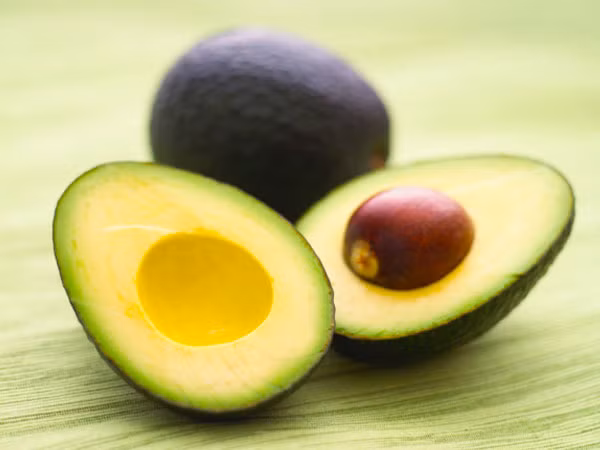 3. Bơ: Bơ chứa vitamin K và folate giúp ngăn ngừa các cục máu đông trong não và cũng bảo vệ não chống lại đột quỵ. Nó cũng cải thiện chức năng nhận thức. Ảnh: Boldsky.