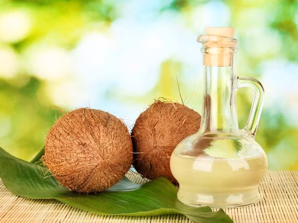 2. Dầu dừa: Loại dầu này làm tăng khả năng của các tế bào thần kinh não để sử dụng năng lượng và cũng để giảm sản xuất các gốc tự do gây tổn hại. Nó cũng cung cấp chất béo bão hòa giúp cho sự toàn vẹn và chức năng của màng tế bào não. Ảnh: Boldsky.