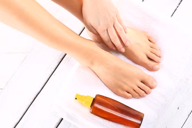 7. Đắp mặt nạ: Để chăm sóc chân mềm mịn trong mùa đông, bạn cũng nên đắp mặt nạ cho chân với những hỗn hợp vỏ cam, bưởi, sả,... xay nhuyễn, khoảng 2-3 lần/tuần. Sau đó, thoa hỗn hợp sữa tươi với khoai tây, mật ong,... để làm mềm mịn chân. Giữ mặt nạ trong 10 phút rồi rửa sạch bằng nước ấm. Ảnh: Bollywoodshaadis.