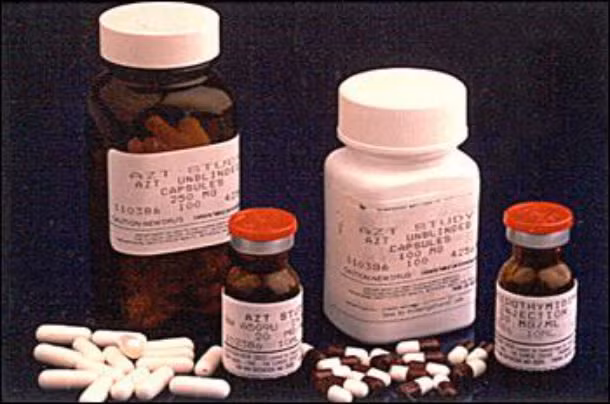 AZT (thường được gọi là Retrovir) hoạt động cùng với Protease Inhibitors để giúp kiểm soát HIV. Thuốc này cũng dùng để ngăn các bà mẹ có HIV dương tính lây siêu vi khuẩn sang con trong thời kỳ mang thai và sinh đẻ. Ảnh: List25.